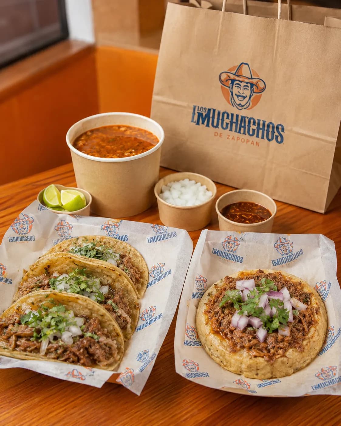Pedido para llevar de Los Muchachos de Zapopan con menudo, tacos y bolsa de la marca