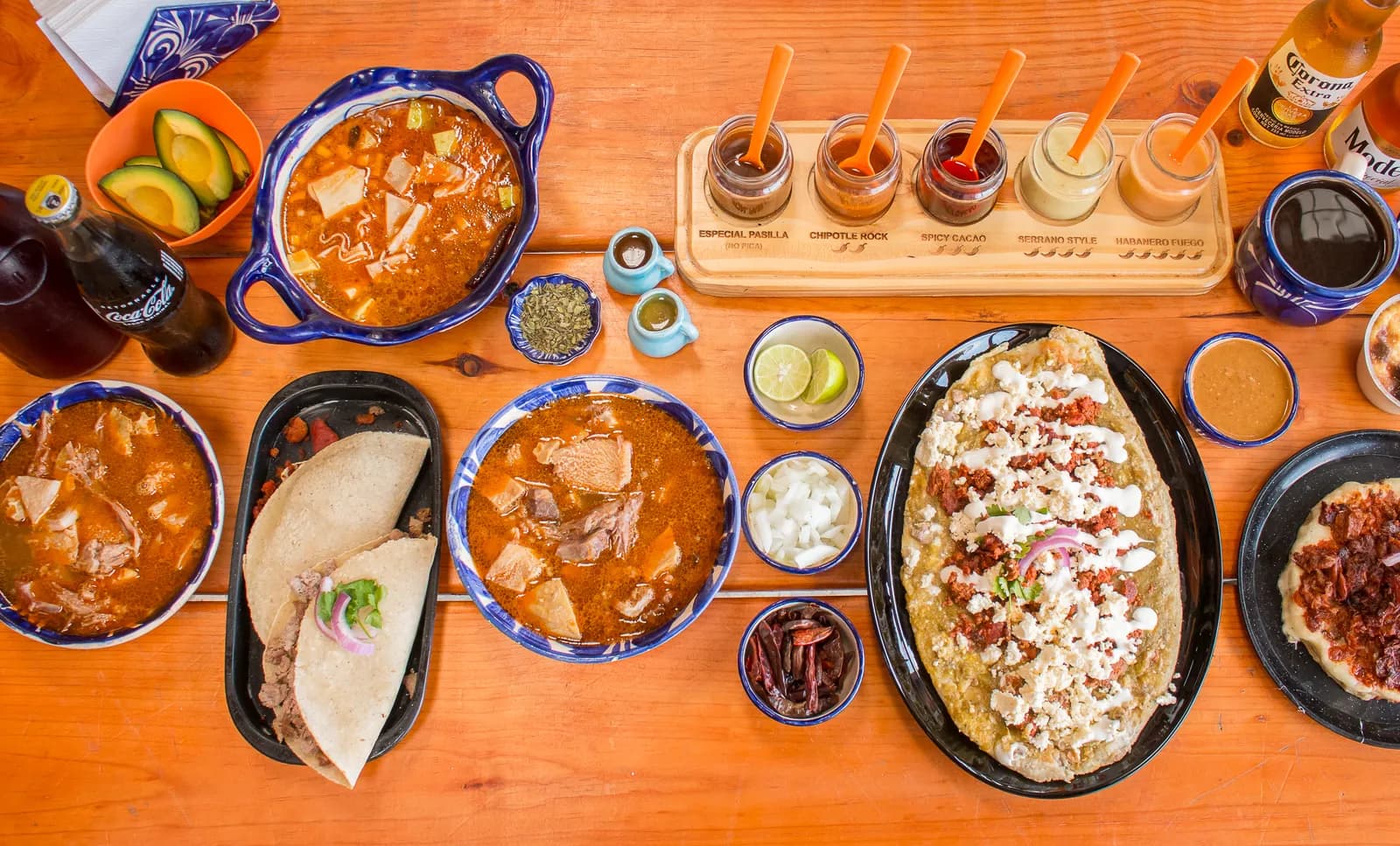 Plato de menudo estilo Jalisco con caldo rojo, pancita y maíz, servido con tortillas hechas a mano en Los Muchachos de Zapopan